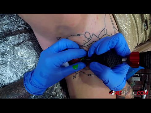 ❤️ Ekstrèmman tatoue hottie Sully Savage te fè yon tatoo sou klitoris li ☑ Porno nan nou % ht.rexporn-com.ru% ❌